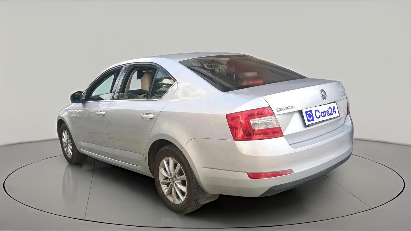 2015 Skoda Octavia ELEGANCE 2.0 TDI AT, Diesel, Automatic, 1,36,323 km, exterior