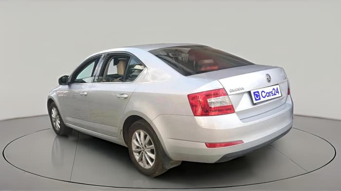 2015 Skoda Octavia ELEGANCE 2.0 TDI AT, Diesel, Automatic, 1,36,323 km, exterior