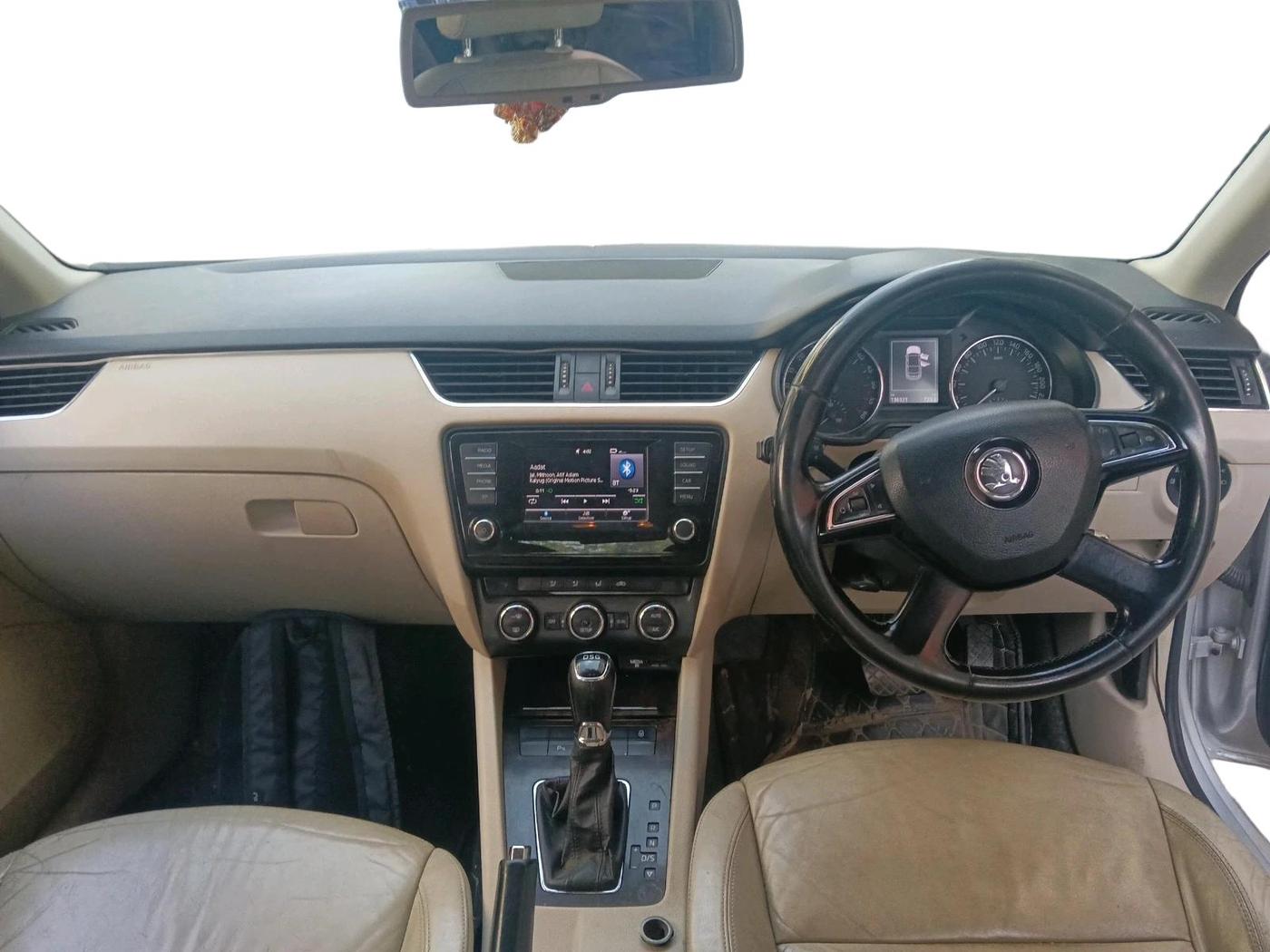 2015 Skoda Octavia ELEGANCE 2.0 TDI AT, Diesel, Automatic, 1,36,323 km, interior