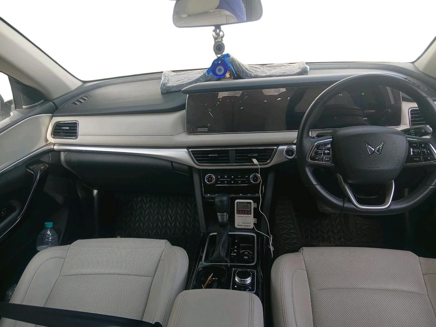 2024 Mahindra XUV700 AX 7 LUXURY D AT 7 STR, Diesel, Automatic, 13,319 km, interior