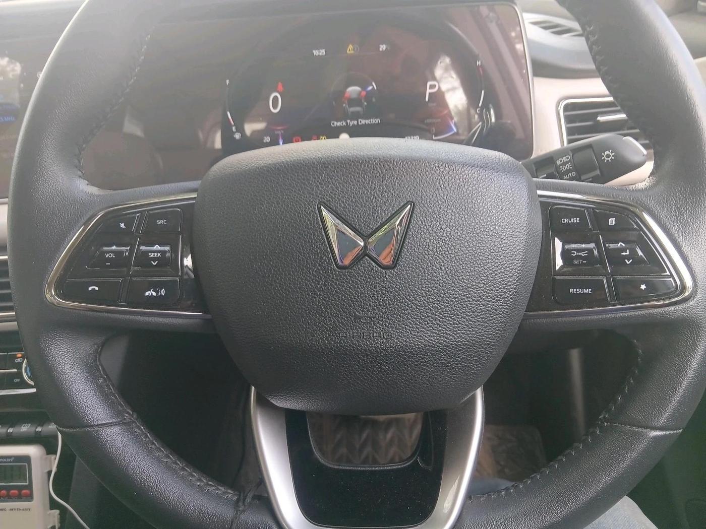 2024 Mahindra XUV700 AX 7 LUXURY D AT 7 STR, Diesel, Automatic, 13,319 km, interior