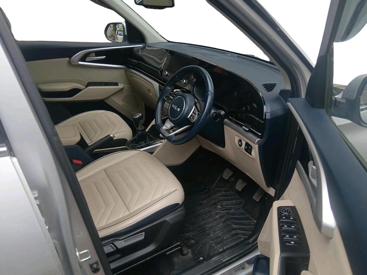 2022 KIA CARENS LUXURY PLUS 1.4 PETROL 7 STR, Petrol, Manual, 51,258 km, interior
