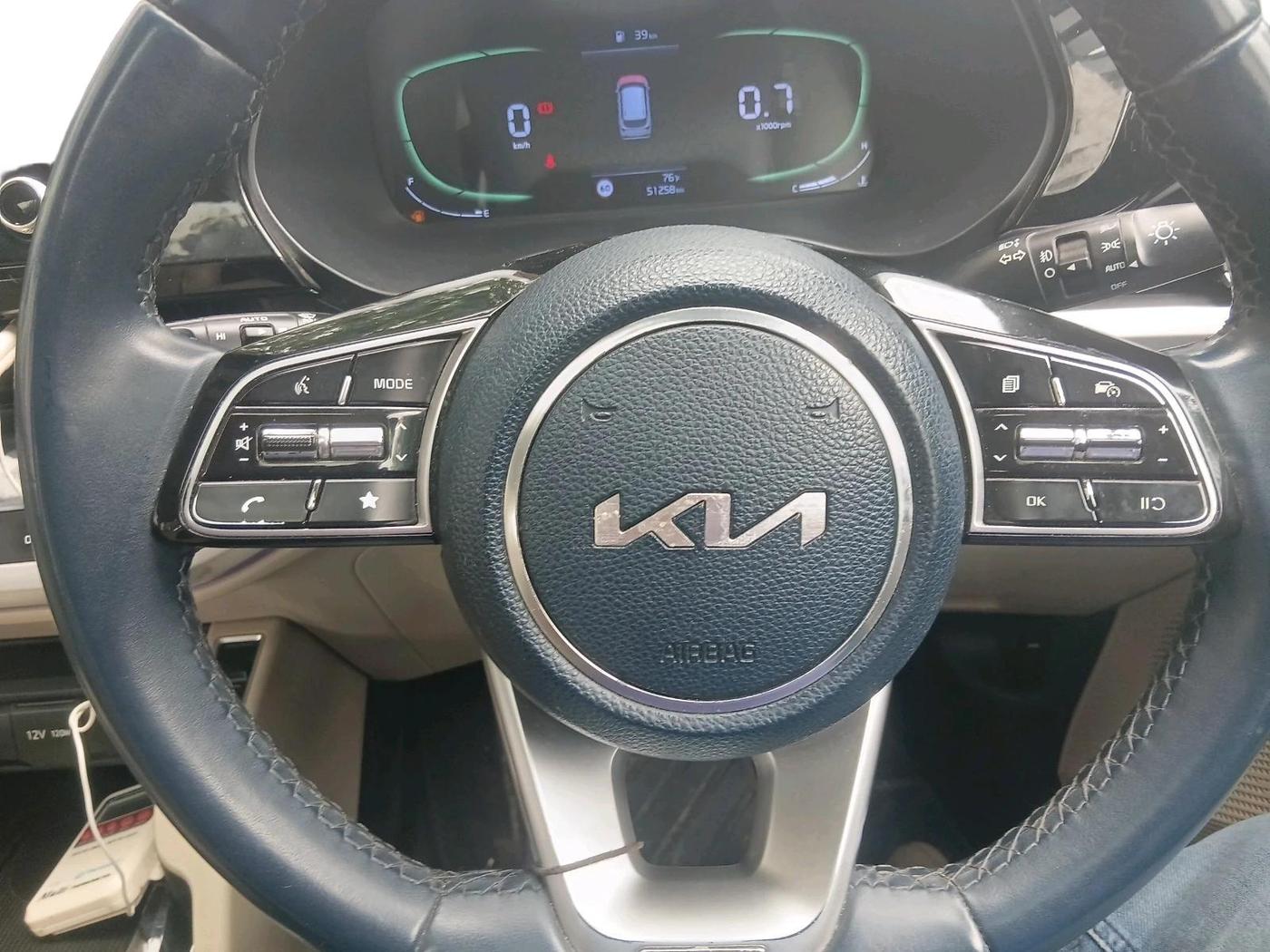 2022 KIA CARENS LUXURY PLUS 1.4 PETROL 7 STR, Petrol, Manual, 51,258 km, interior