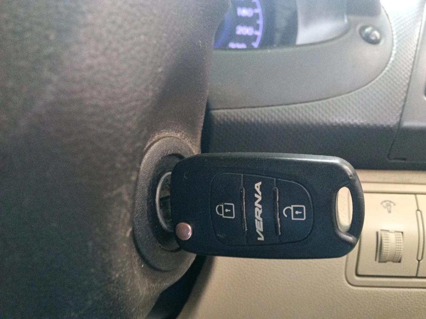 2011 Hyundai Verna FLUIDIC 1.6 CRDI SX, Diesel, Manual, 99,999 km, interior