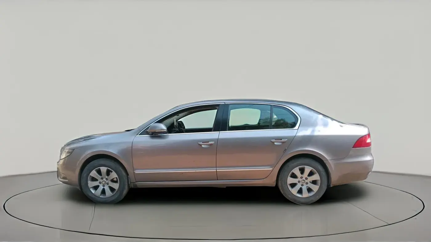 2013 Skoda Superb ELEGANCE 2.0 TDI CR AT, Diesel, Automatic, 1,16,008 km, exterior