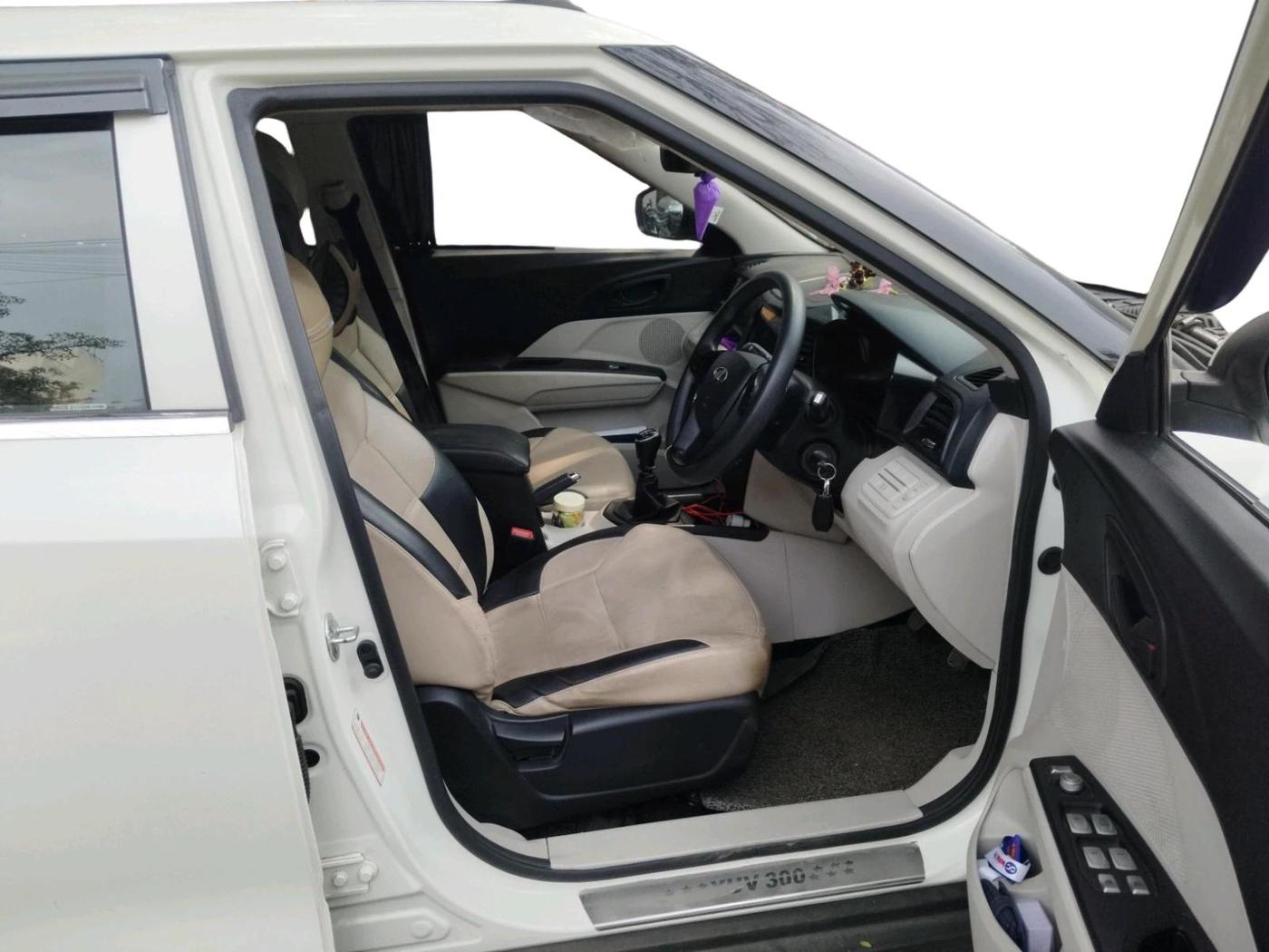 2022 Mahindra XUV300 W4 1.2 PETROL, Petrol, Manual, 43,704 km, interior