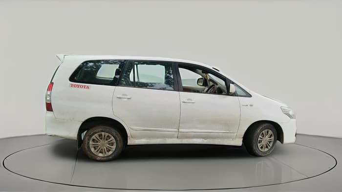 2014 Toyota Innova 2.5 GX 7 STR, Diesel, Manual, 2,46,348 km, exterior