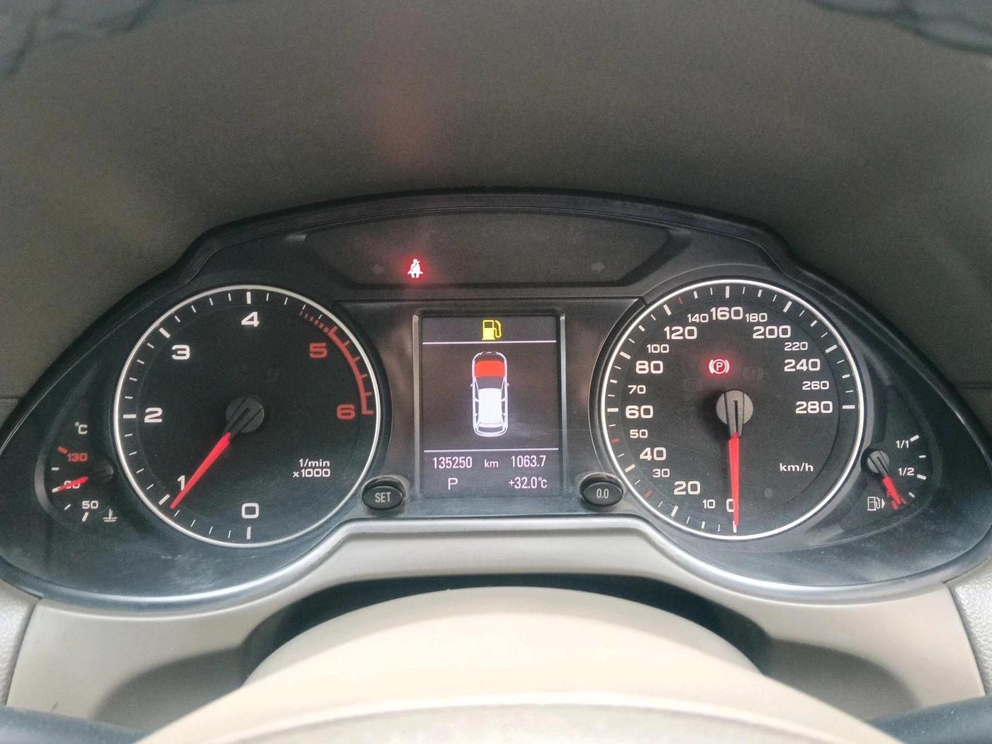2012 Audi Q5 2.0 TDI QUATTRO, Diesel, Automatic, 1,35,250 km, interior