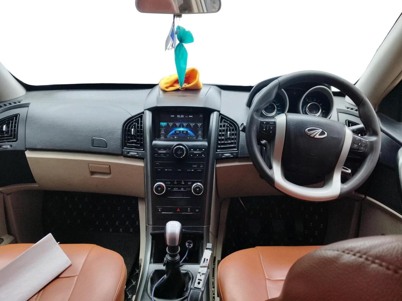 2018 Mahindra XUV500 W6, Diesel, Manual, 1,37,587 km, interior