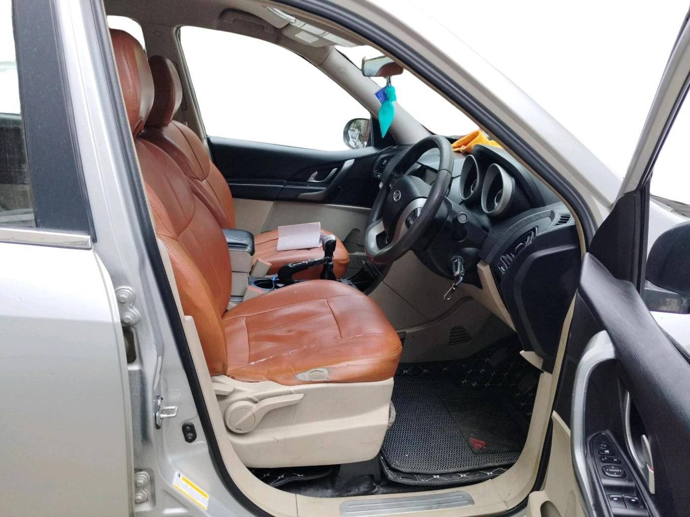 2018 Mahindra XUV500 W6, Diesel, Manual, 1,37,587 km, interior