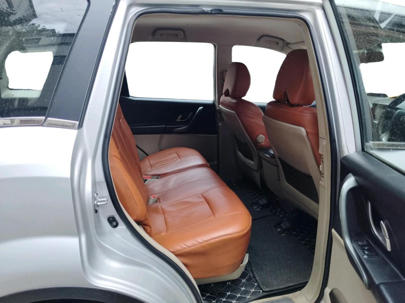 2018 Mahindra XUV500 W6, Diesel, Manual, 1,37,587 km, interior