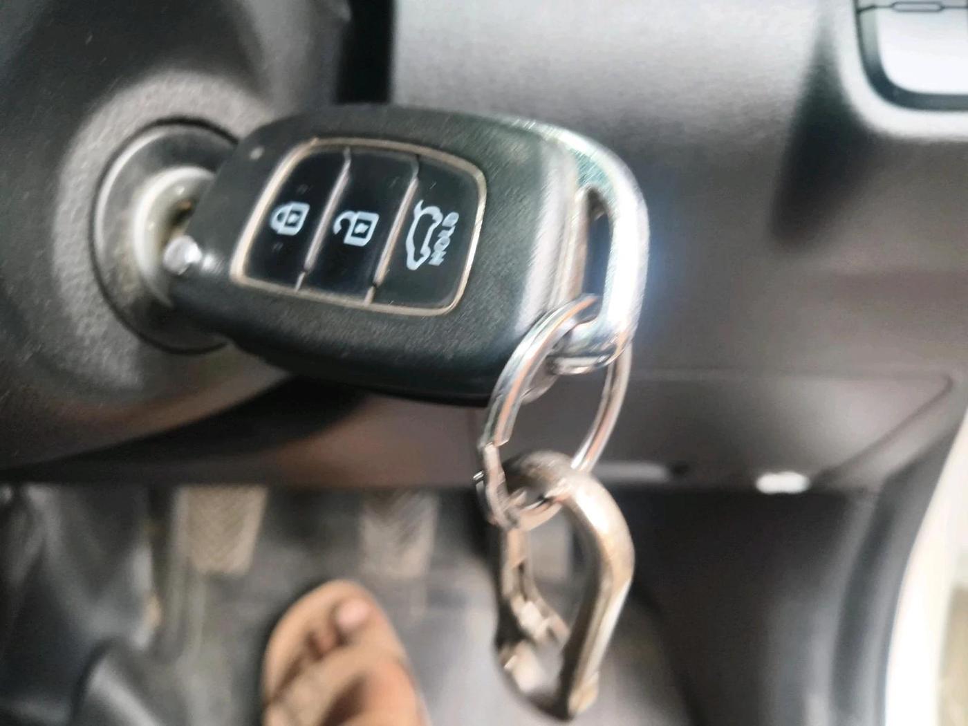 2022 Hyundai VENUE S 1.2, Petrol, Manual, 61,354 km, interior