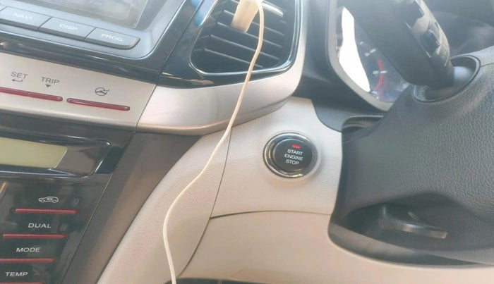 2020 Mahindra XUV300 W8 (O) 1.5 DIESEL, Diesel, Manual, 95,531 km, interior