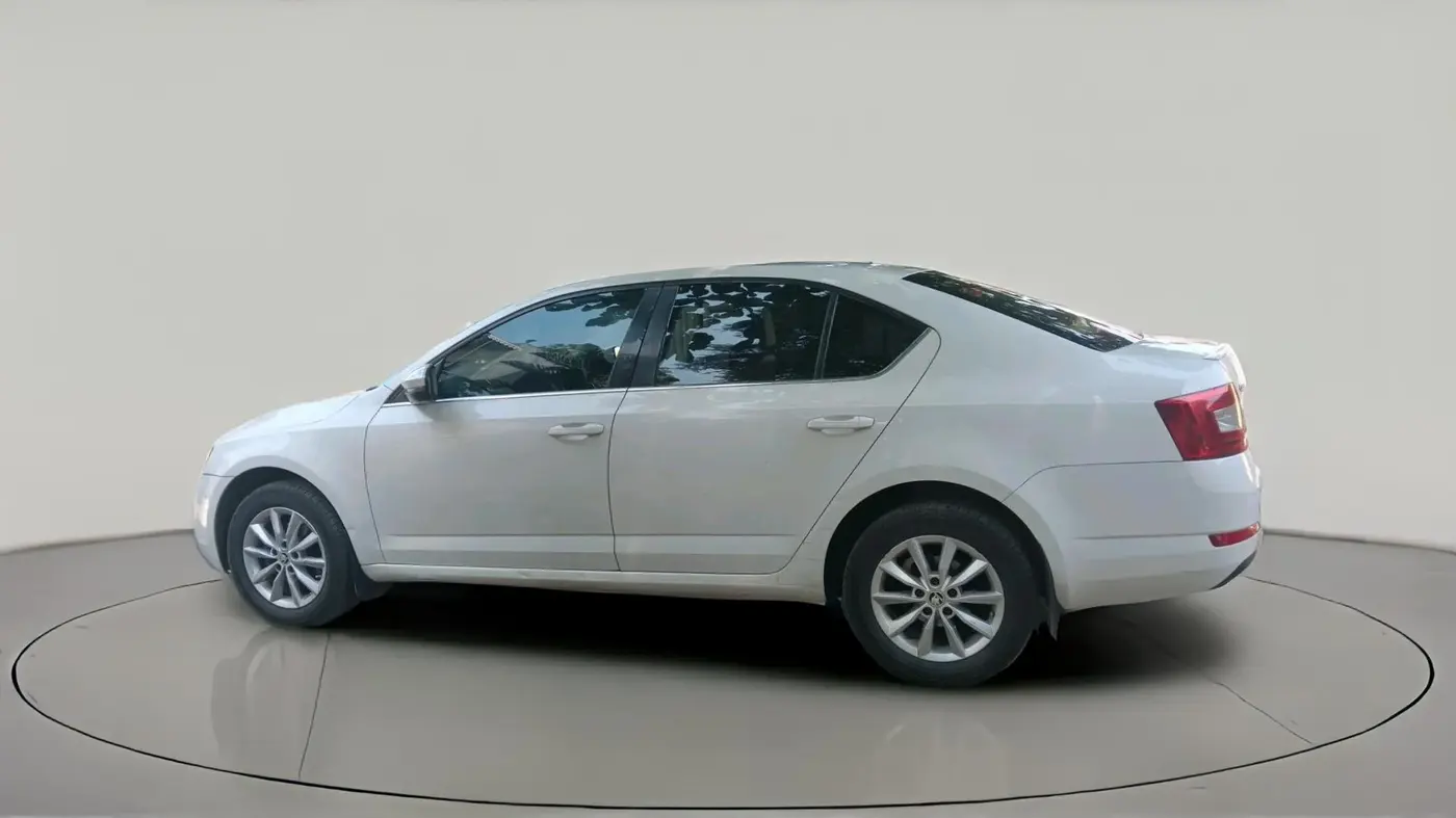 2015 Skoda Octavia ELEGANCE 2.0 TDI AT, Diesel, Automatic, 1,73,698 km, exterior
