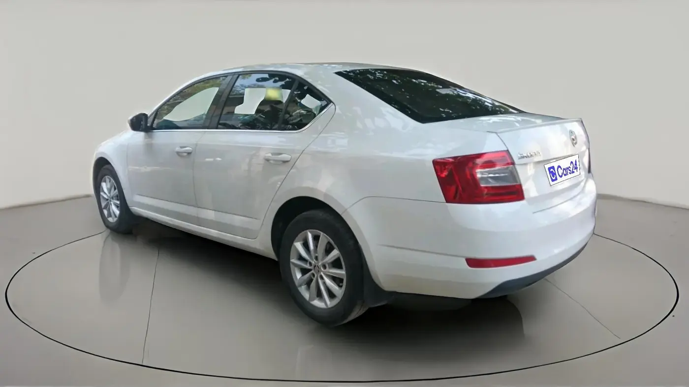 2015 Skoda Octavia ELEGANCE 2.0 TDI AT, Diesel, Automatic, 1,73,698 km, exterior