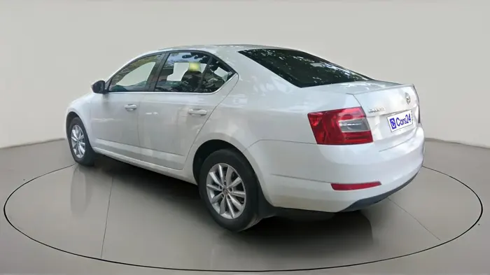 2015 Skoda Octavia ELEGANCE 2.0 TDI AT, Diesel, Automatic, 1,73,698 km, exterior