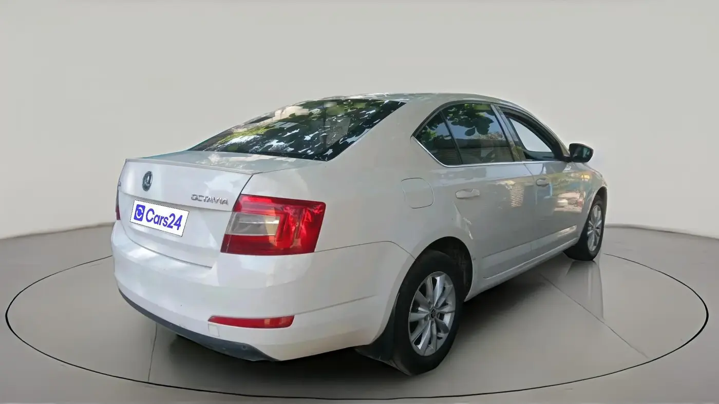 2015 Skoda Octavia ELEGANCE 2.0 TDI AT, Diesel, Automatic, 1,73,698 km, exterior