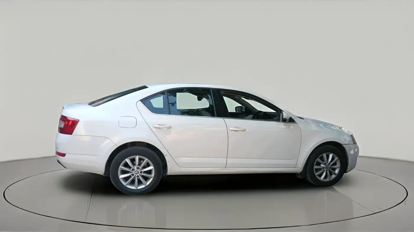 2015 Skoda Octavia ELEGANCE 2.0 TDI AT, Diesel, Automatic, 1,73,698 km, exterior