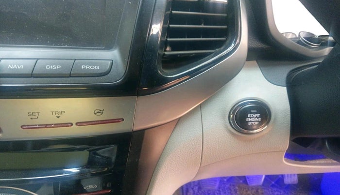 2020 Mahindra XUV300 W8 1.5 DIESEL, Diesel, Manual, 1,07,679 km, interior