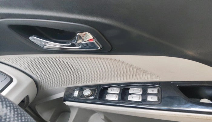 2019 Mahindra XUV300 W8 (O) 1.5 DIESEL, Diesel, Manual, 1,24,380 km, interior