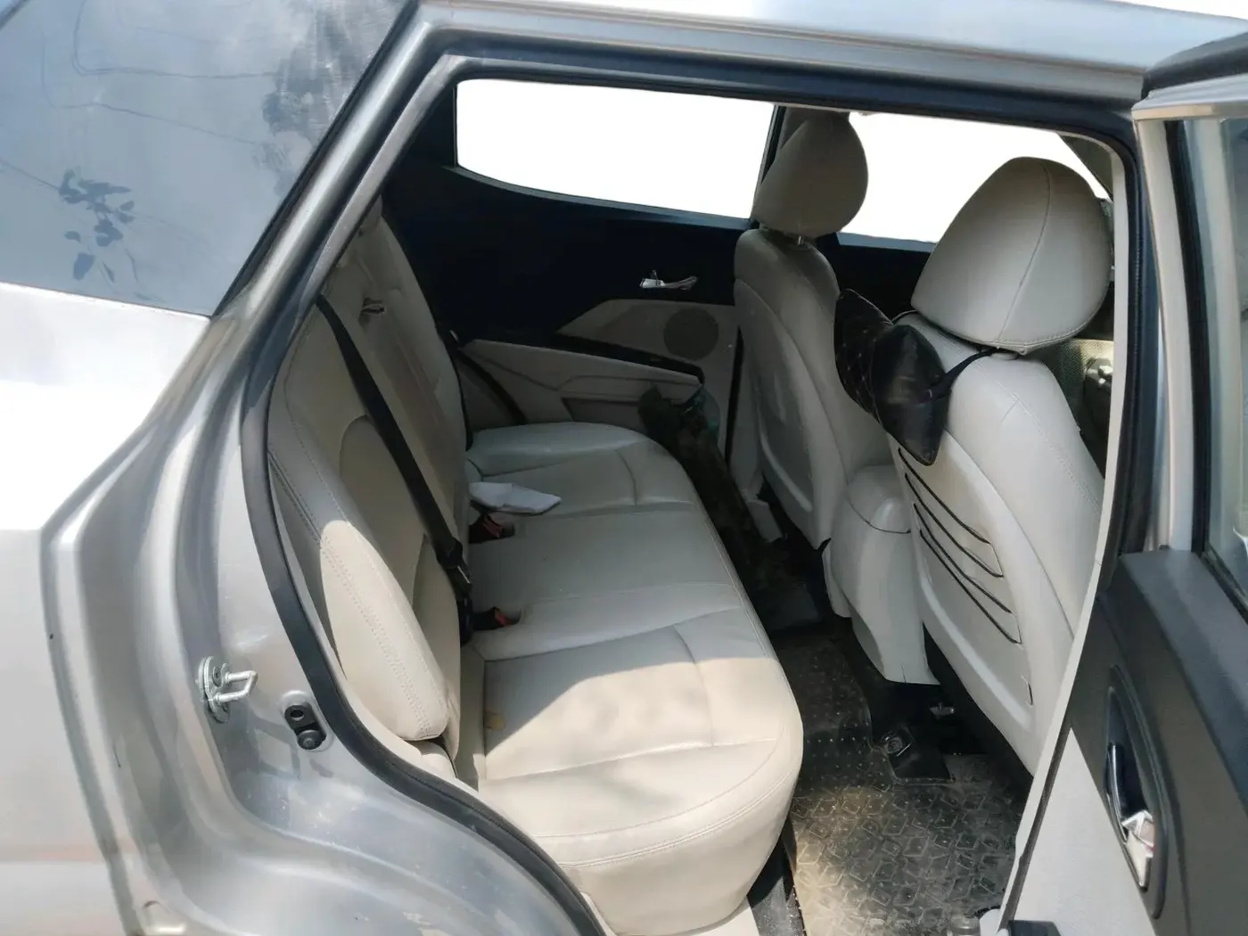 2019 Mahindra XUV300 W8 (O) 1.5 DIESEL, Diesel, Manual, 1,24,380 km, interior