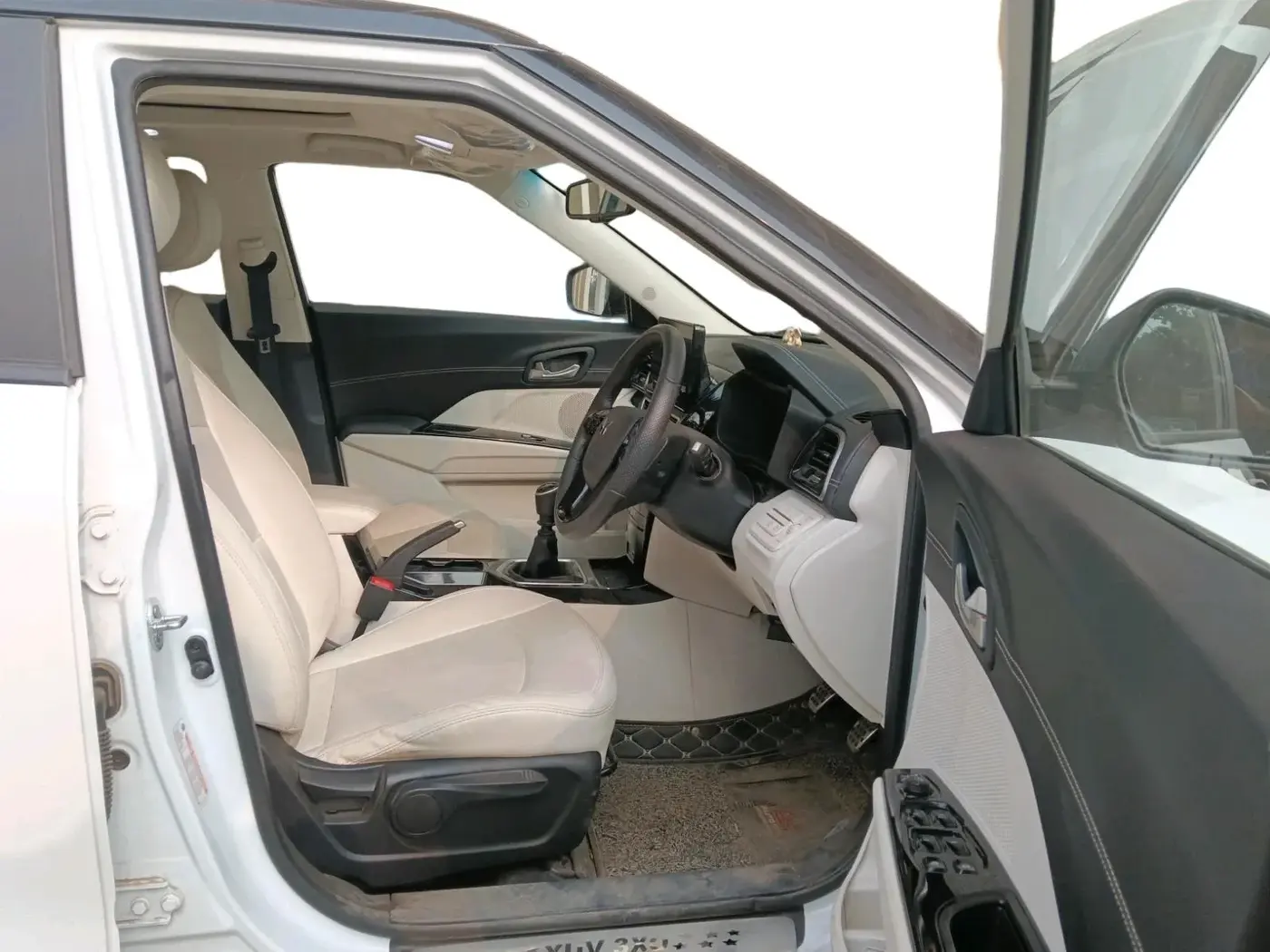 2024 Mahindra XUV 3XO AX7 1.2 TGDi, Petrol, Manual, 13,329 km, interior
