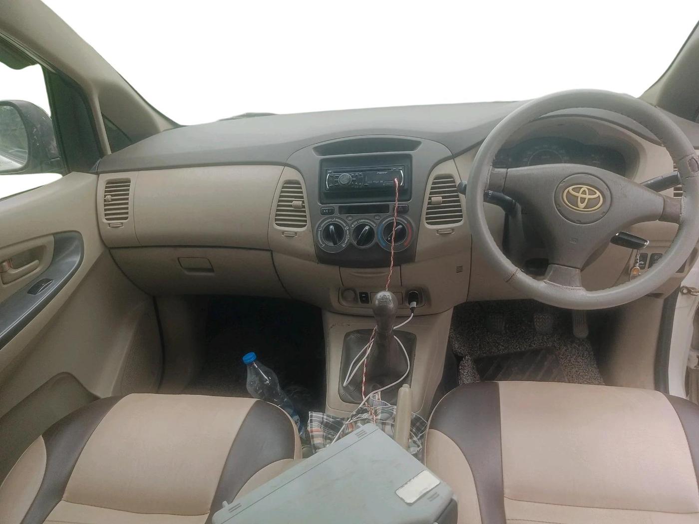 2011 Toyota Innova 2.5 G4 8 STR, Diesel, Manual, 2,25,510 km, interior