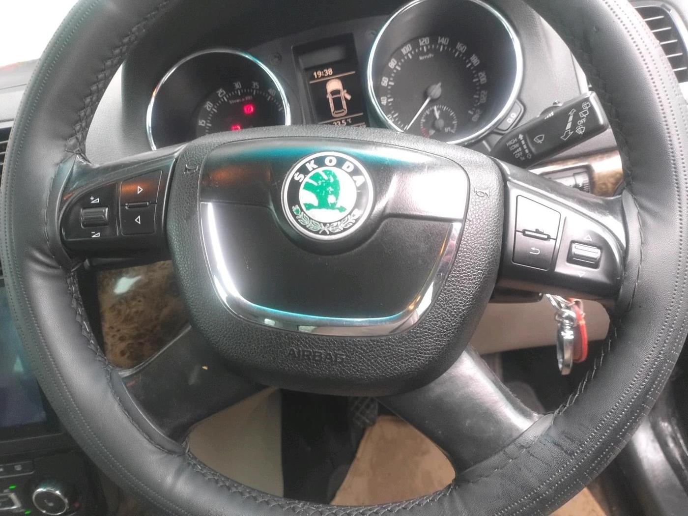 2011 Skoda Yeti ELEGANCE 2.0 TDI CR 4X4, Diesel, Manual, 88,645 km, interior