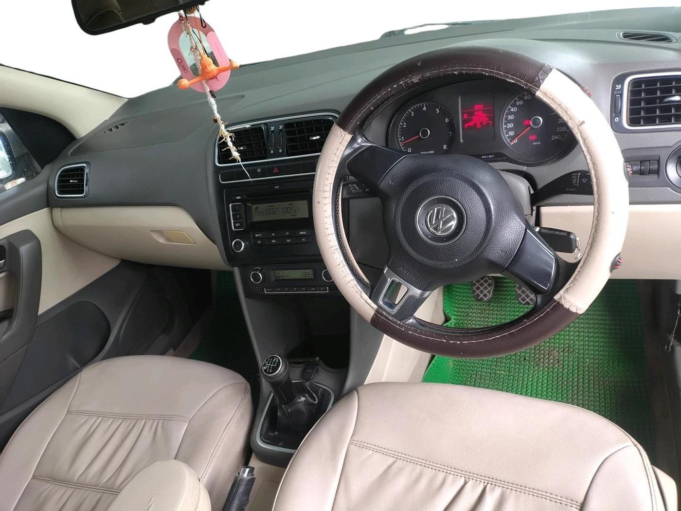 2011 Volkswagen Vento HIGHLINE 1.6 MPI, Petrol, Manual, 99,733 km, interior