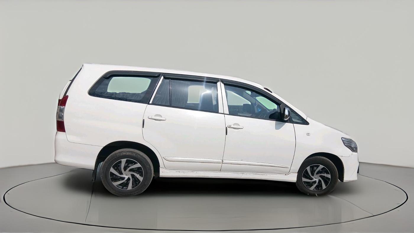 2016 Toyota Innova 2.5 GX 7 STR, Diesel, Manual, 2,34,438 km, exterior