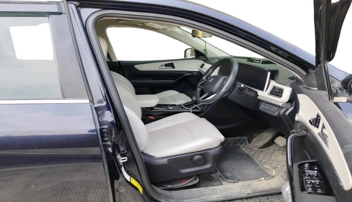 2023 Mahindra XUV700 AX 7 LUXURY D AT 7 STR, Diesel, Automatic, 54,676 km, interior