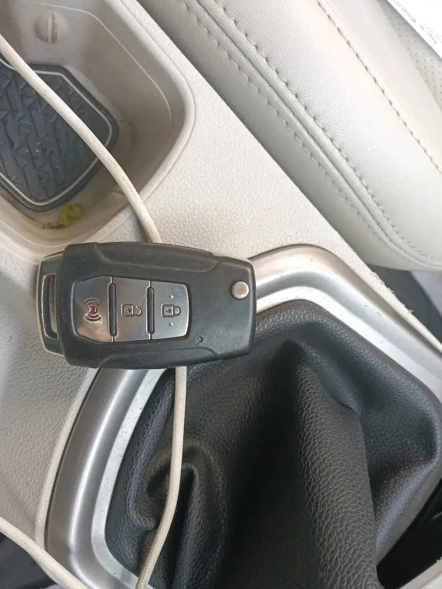 2020 Mahindra XUV300 W8 (O) 1.5 DIESEL, Diesel, Manual, 1,34,420 km, interior