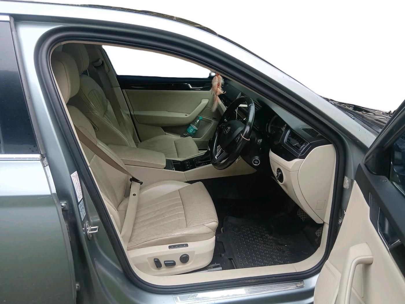 2016 Skoda Superb L&K 1.8 TSI AT, Petrol, Automatic, 1,16,354 km, interior