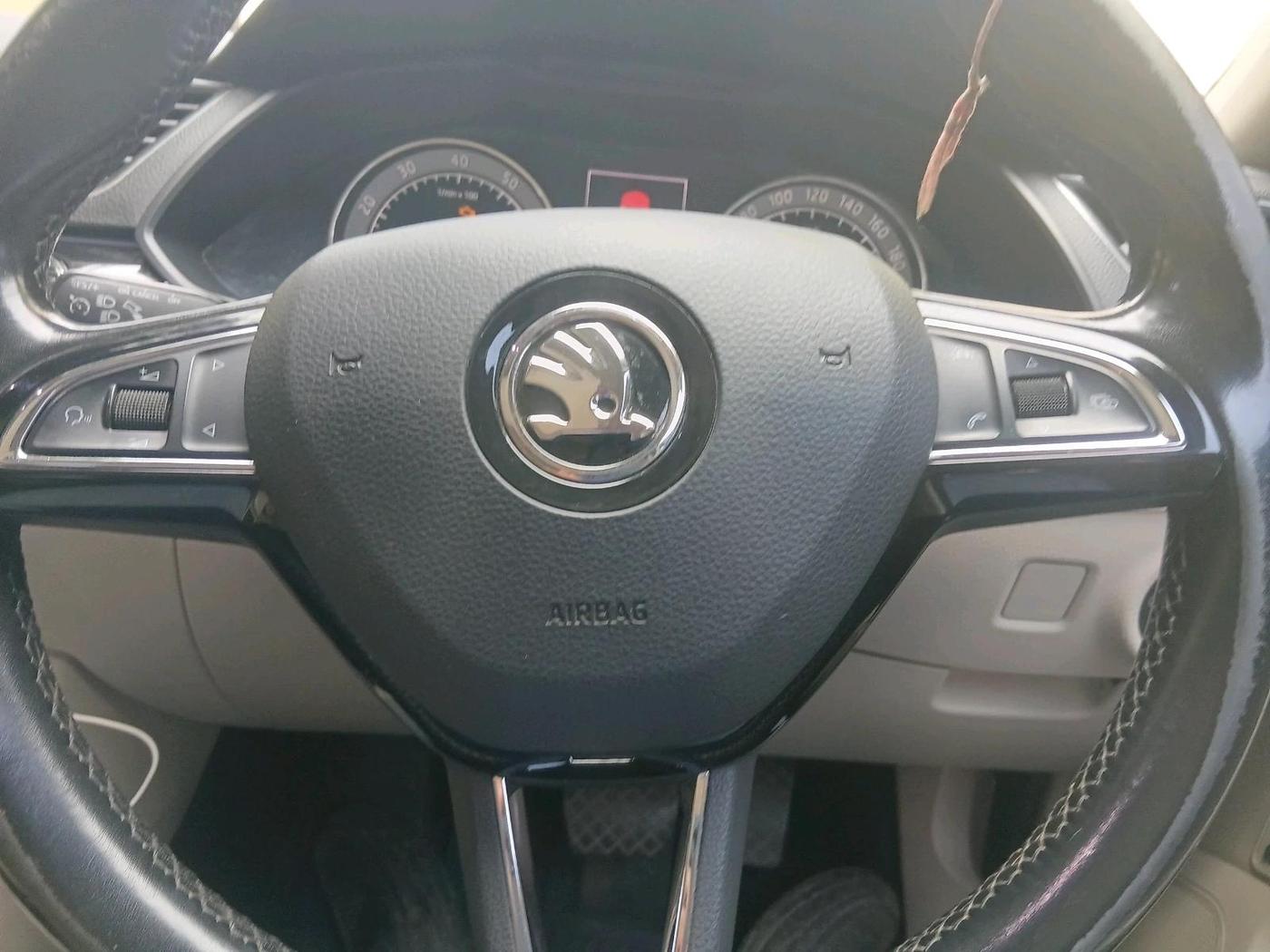 2016 Skoda Superb L&K 1.8 TSI AT, Petrol, Automatic, 1,16,354 km, interior