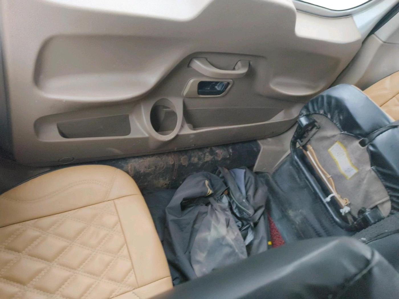 2016 Mahindra TUV300 T8, Diesel, Manual, 2,85,670 km, interior