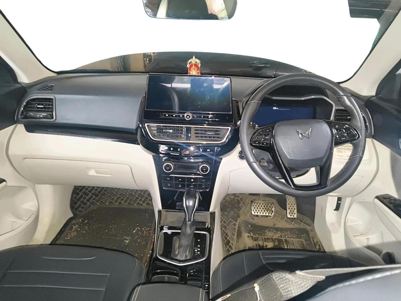2024 Mahindra XUV 3XO AX5L 1.2 TGDi AT, Petrol, Automatic, 47,978 km, interior