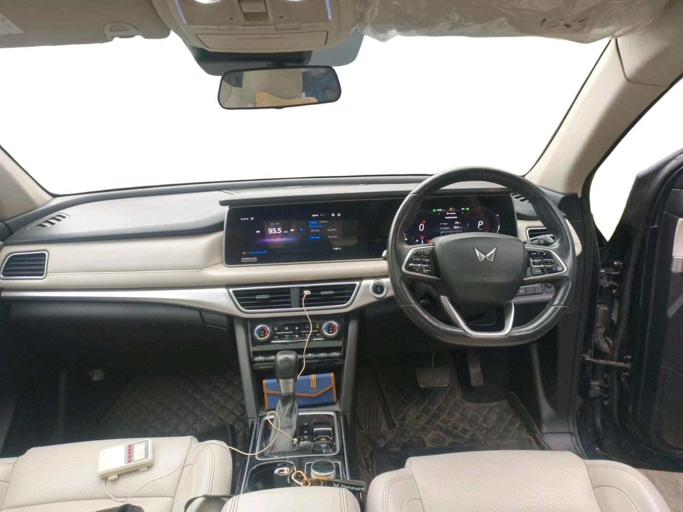 2022 Mahindra XUV700 AX 7 LUXURY D AT 7 STR, Diesel, Automatic, 1,08,837 km, interior
