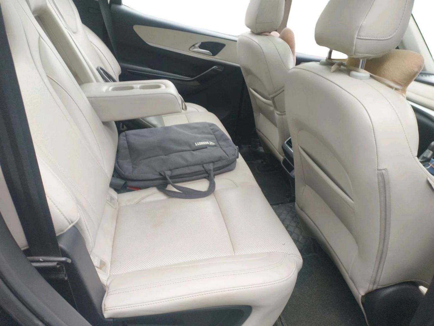 2022 Mahindra XUV700 AX 7 LUXURY D AT 7 STR, Diesel, Automatic, 1,08,837 km, interior
