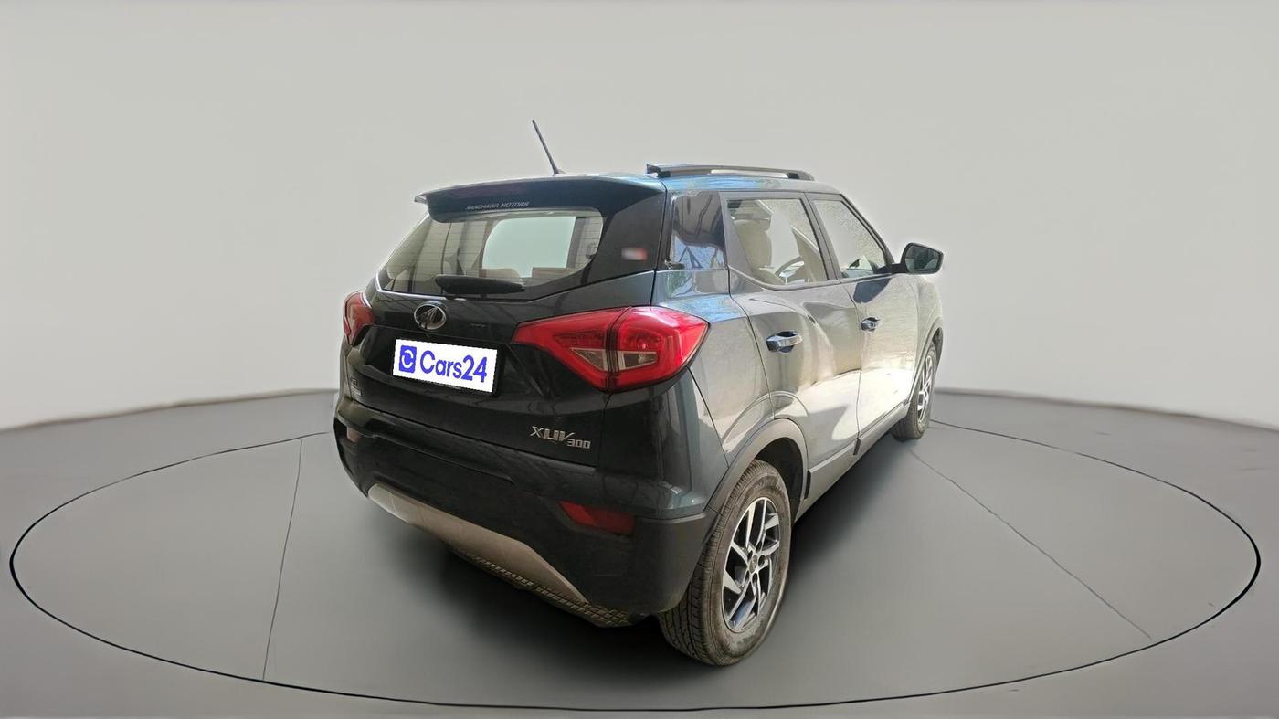 2022 Mahindra XUV300 W8 (O) 1.5 DIESEL AMT, Diesel, Automatic, 30,620 km, exterior