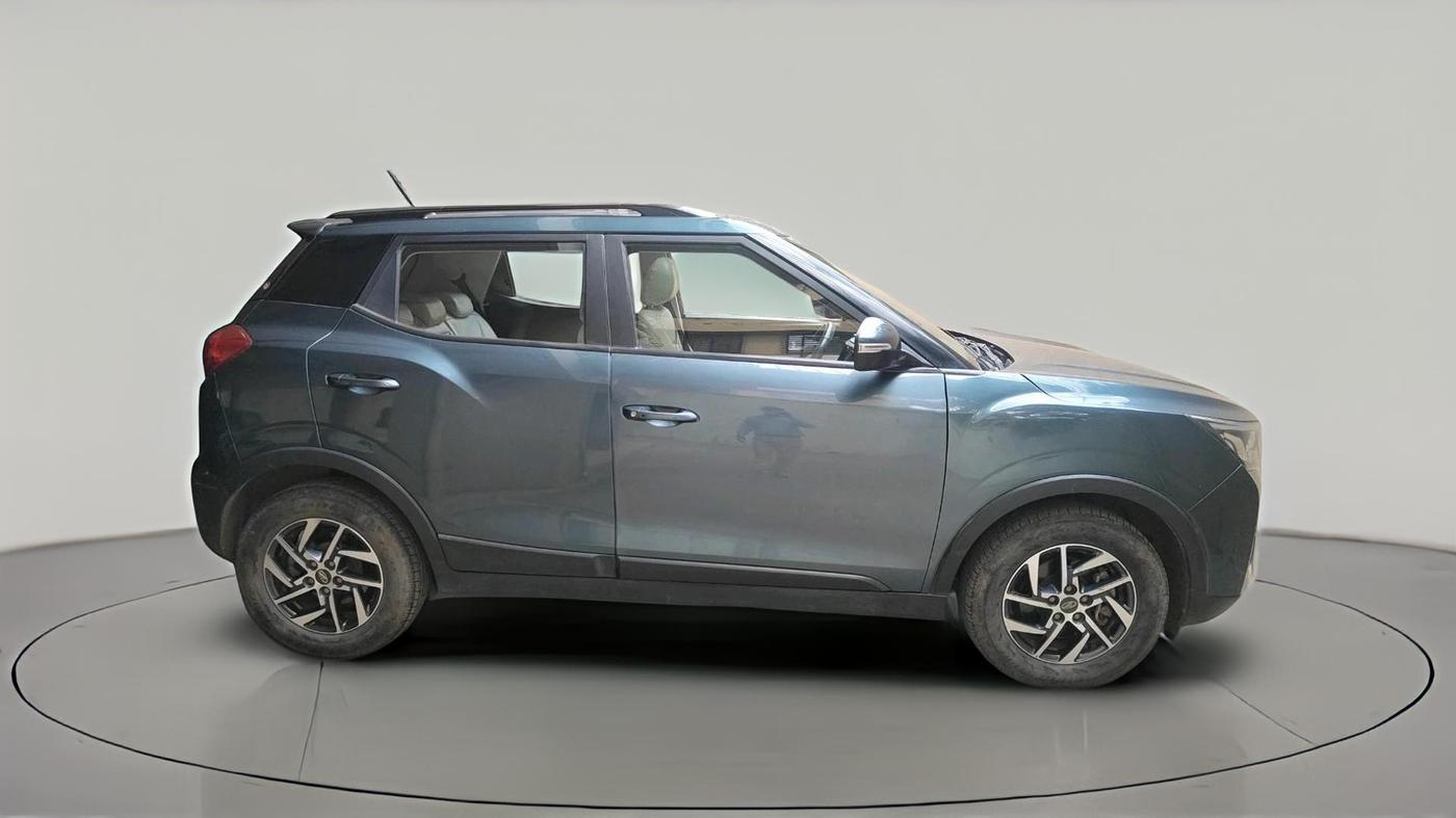 2022 Mahindra XUV300 W8 (O) 1.5 DIESEL AMT, Diesel, Automatic, 30,620 km, exterior