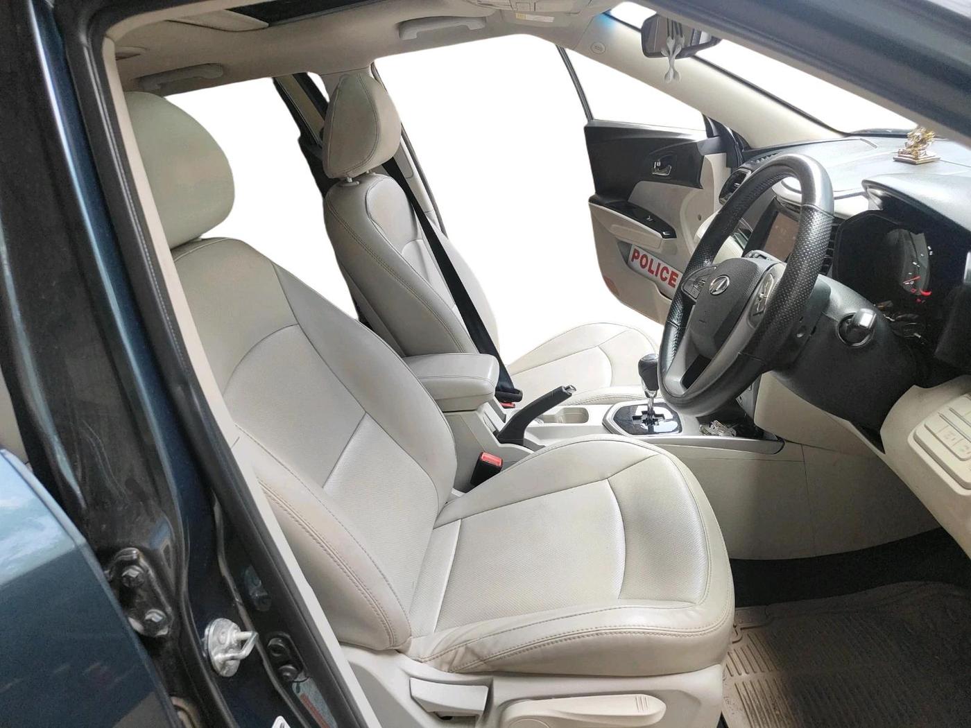 2022 Mahindra XUV300 W8 (O) 1.5 DIESEL AMT, Diesel, Automatic, 30,620 km, interior