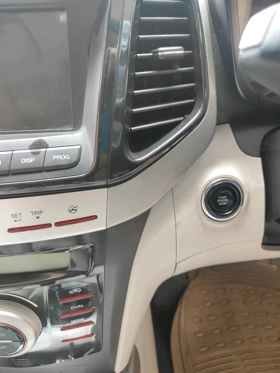 2022 Mahindra XUV300 W8 (O) 1.5 DIESEL AMT, Diesel, Automatic, 30,620 km, interior