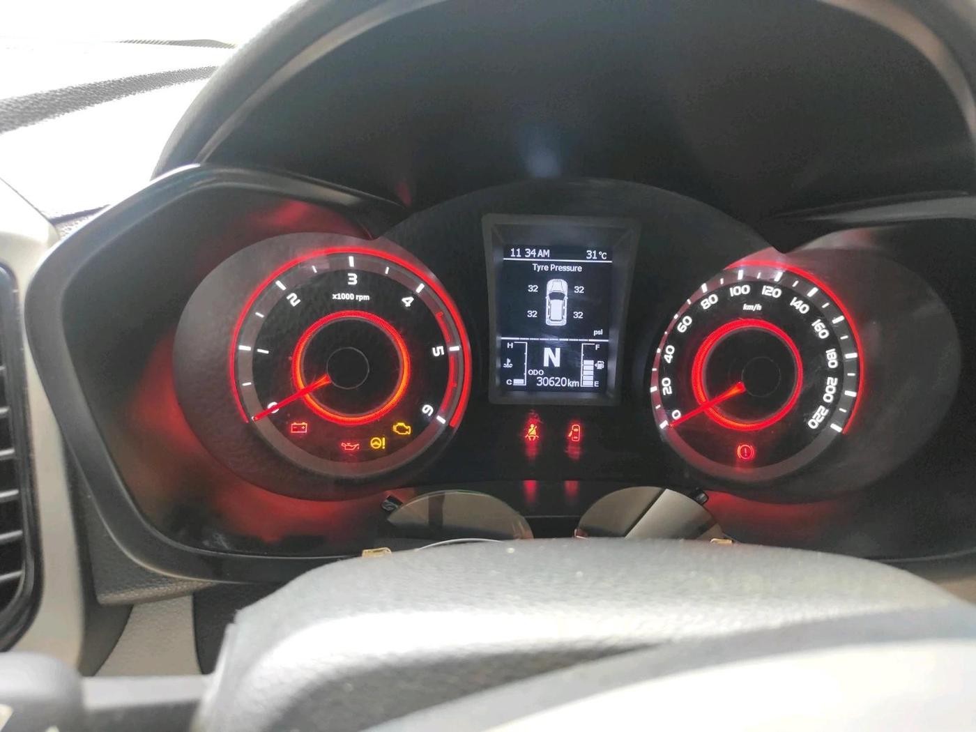 2022 Mahindra XUV300 W8 (O) 1.5 DIESEL AMT, Diesel, Automatic, 30,620 km, interior