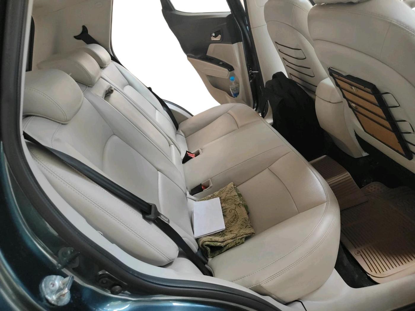2022 Mahindra XUV300 W8 (O) 1.5 DIESEL AMT, Diesel, Automatic, 30,620 km, interior
