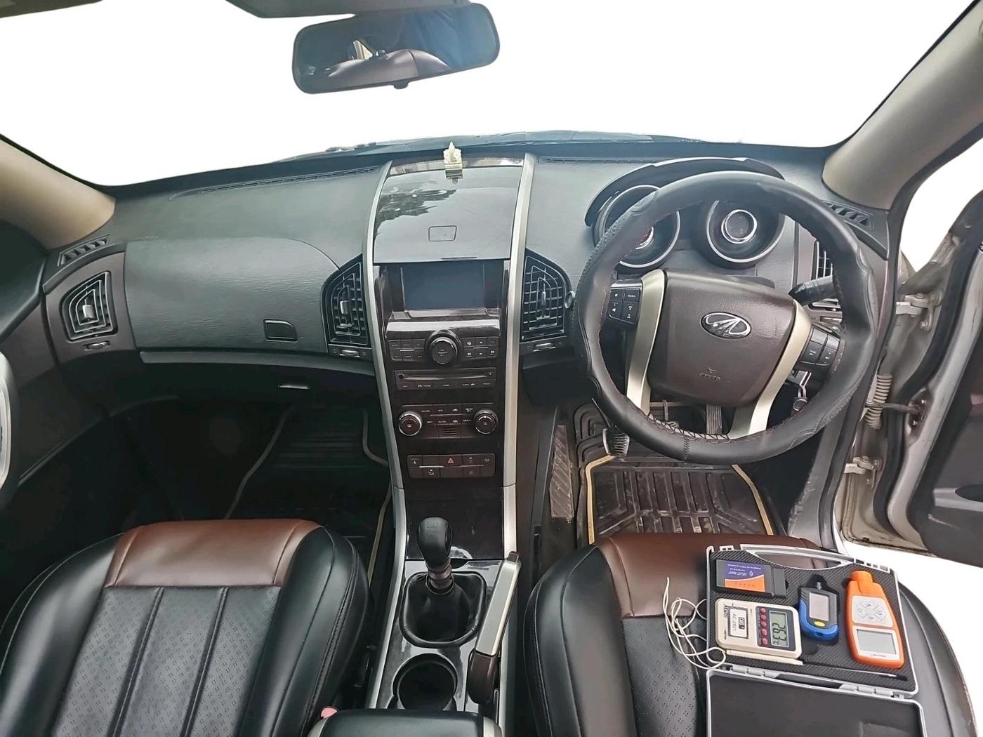 2015 Mahindra XUV500 W8, Diesel, Manual, 2,36,235 km, interior