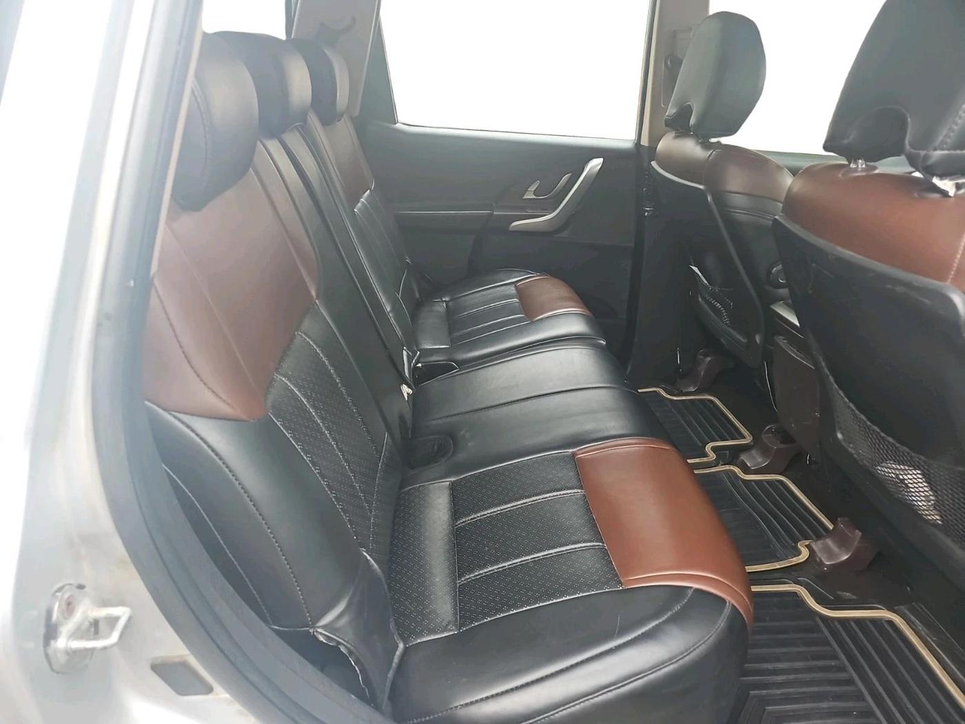 2015 Mahindra XUV500 W8, Diesel, Manual, 2,36,235 km, interior