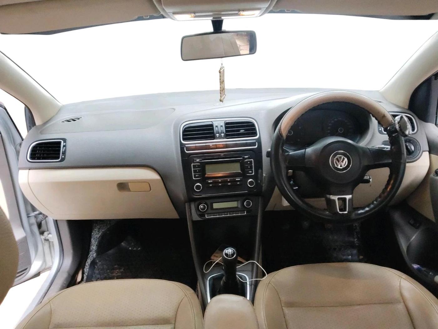 2011 Volkswagen Vento HIGHLINE 1.6 MPI, Petrol, Manual, 1,02,247 km, interior