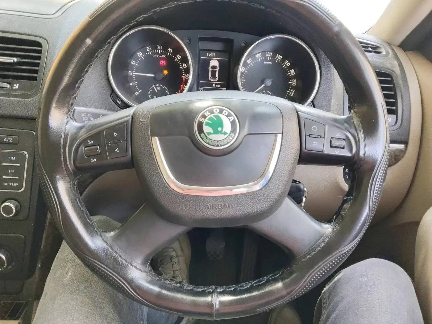 2013 Skoda Yeti ELEGANCE 2.0 TDI CR 4X4, Diesel, Manual, 1,02,318 km, interior