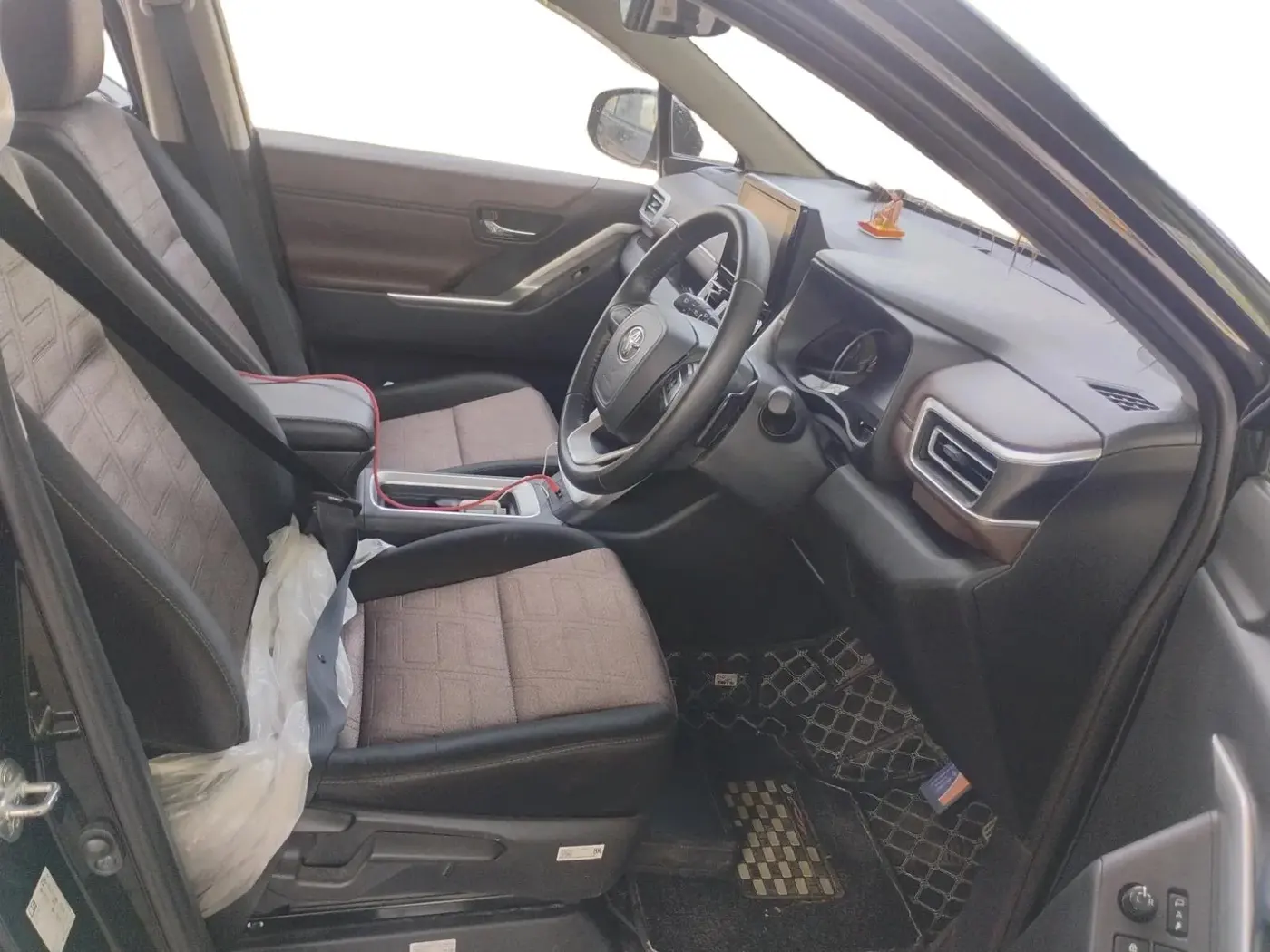 2025 Toyota INNOVA HYCROSS VX HYBRID 8 STR, Hybrid, Automatic, 29,856 km, interior