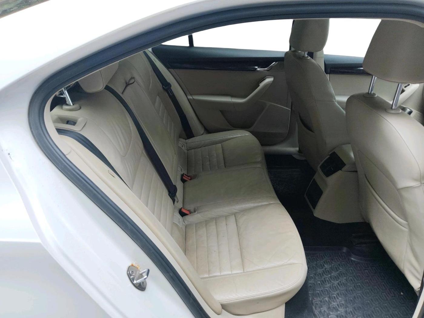 2016 Skoda Octavia 2.0 TDI CR STYLE PLUS AT, Diesel, Automatic, 1,40,328 km, interior